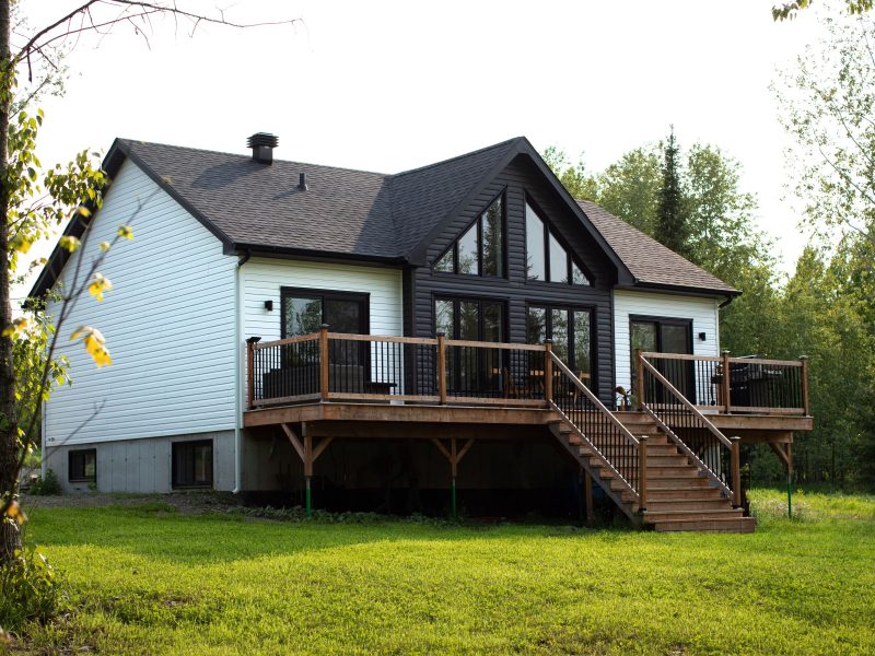 Une réalisation d'une maison préfabriquée appelée Merle. Cette réalisation client est de style Chalet contemporain, vu de l'extérieur.