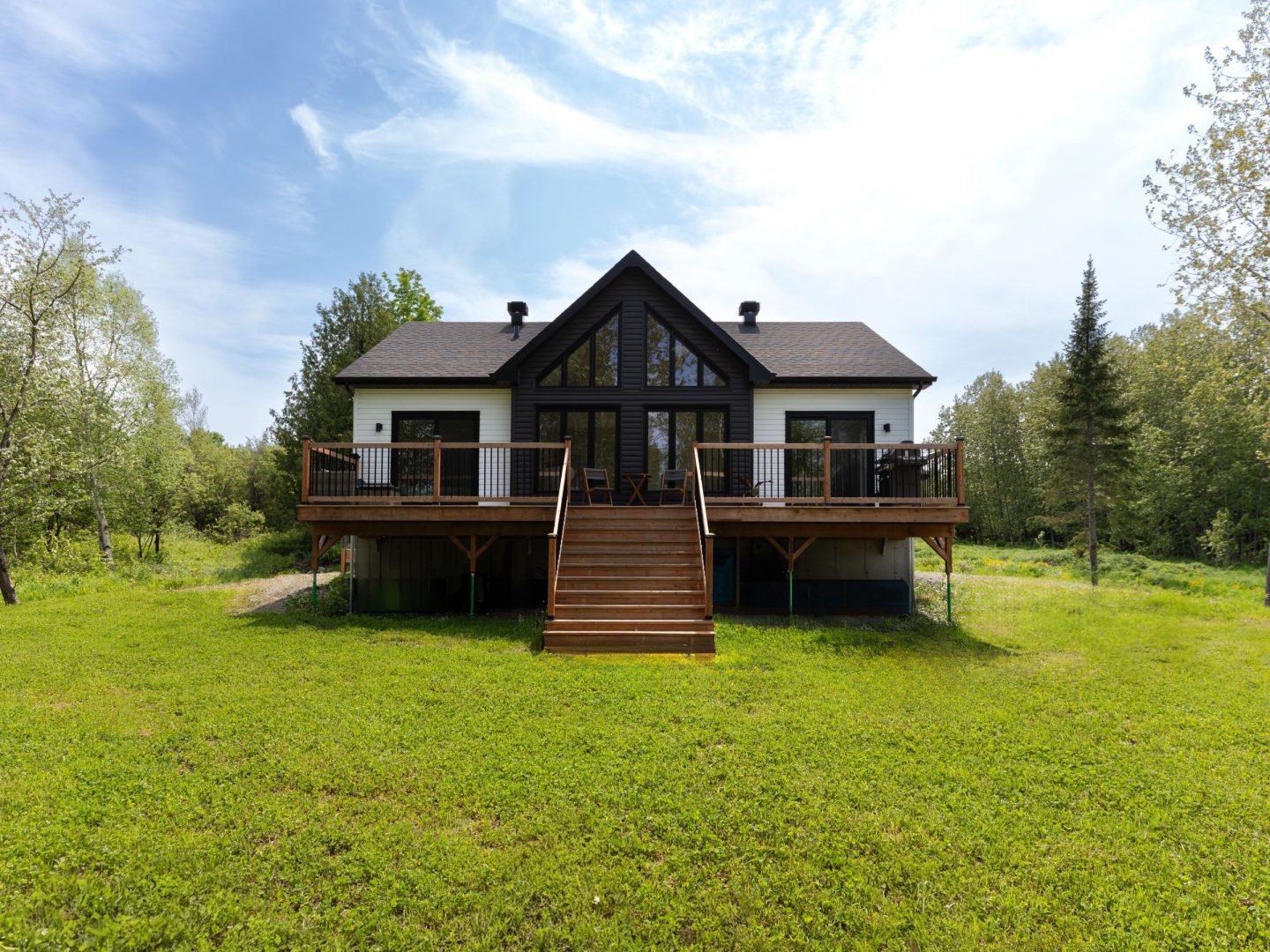 Une réalisation d'une maison préfabriquée appelée Merle. Cette réalisation client est de style Chalet contemporain, vu de l'extérieur.