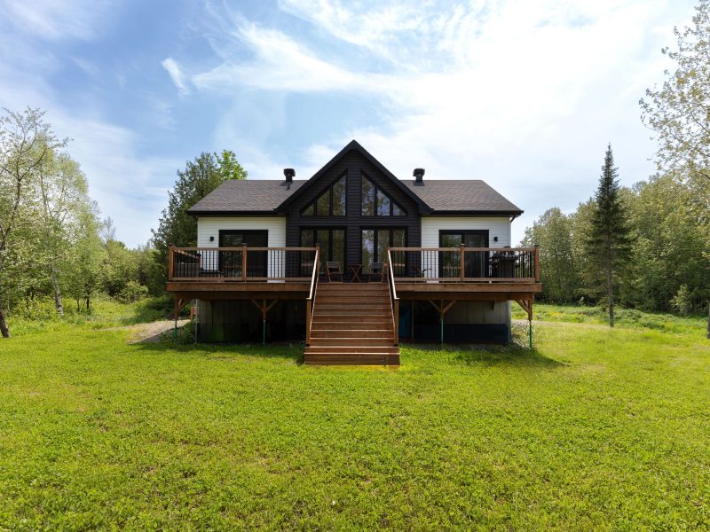 Une réalisation d'une maison préfabriquée appelée Merle. Cette réalisation client est de style Chalet contemporain, vu de l'extérieur.