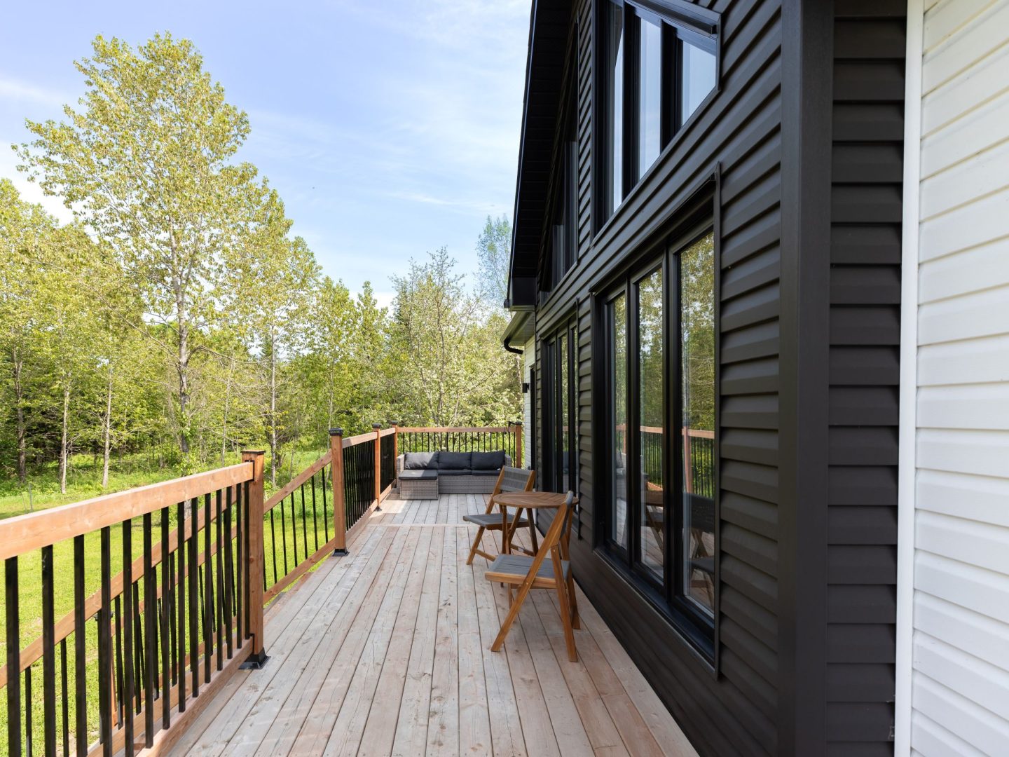 Une réalisation d'une maison préfabriquée appelée Merle. Cette réalisation client est de style Chalet contemporain, vu de l'extérieur.