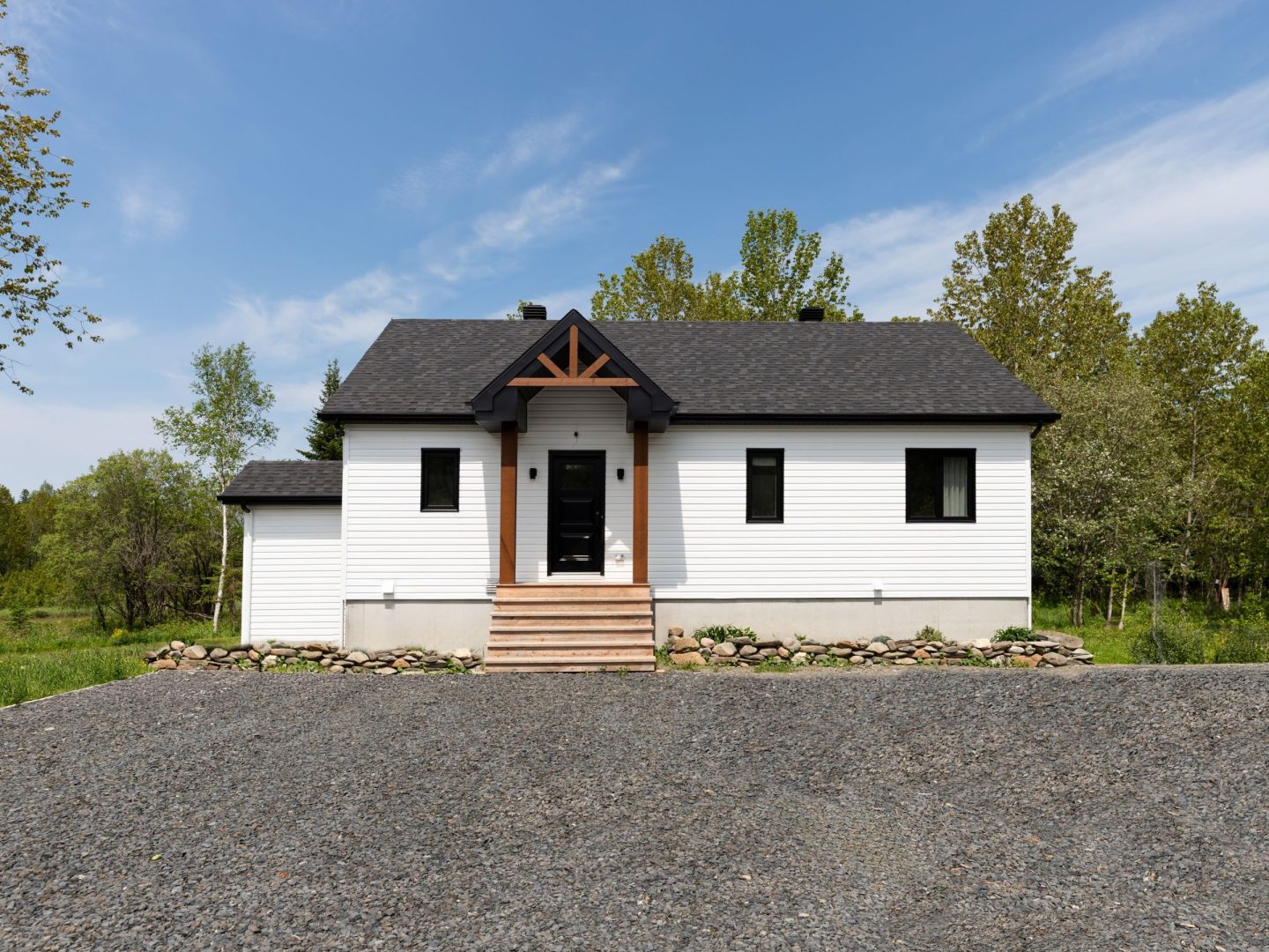 Une réalisation d'une maison préfabriquée appelée Merle. Cette réalisation client est de style Chalet contemporain, vu de l'extérieur.