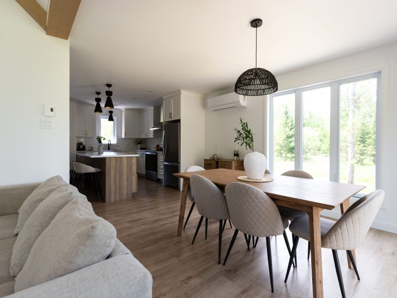 Une réalisation d'une maison préfabriquée appelée Merle. Cette réalisation client est de style Chalet contemporain, vu de la salle a manger.
