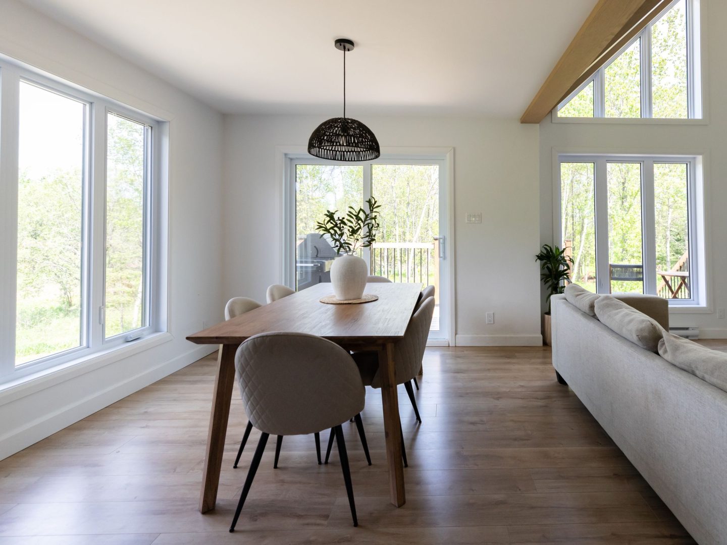 Une réalisation d'une maison préfabriquée appelée Merle. Cette réalisation client est de style Chalet contemporain, vu de la salle a manger.