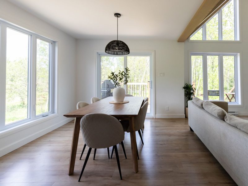 Une réalisation d'une maison préfabriquée appelée Merle. Cette réalisation client est de style Chalet contemporain, vu de la salle a manger.