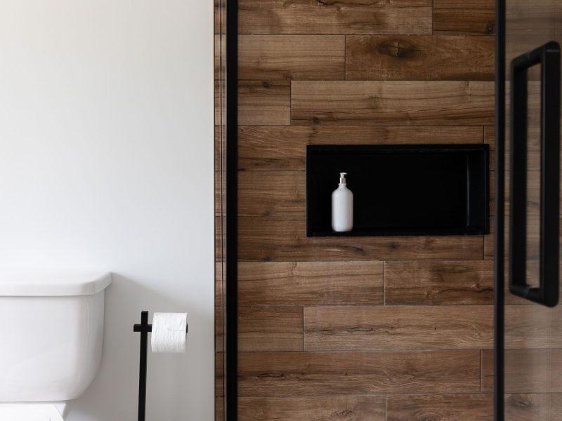 Une réalisation d'une maison préfabriquée appelée Merle. Cette réalisation client est de style Chalet contemporain, vu de la salle de bain.