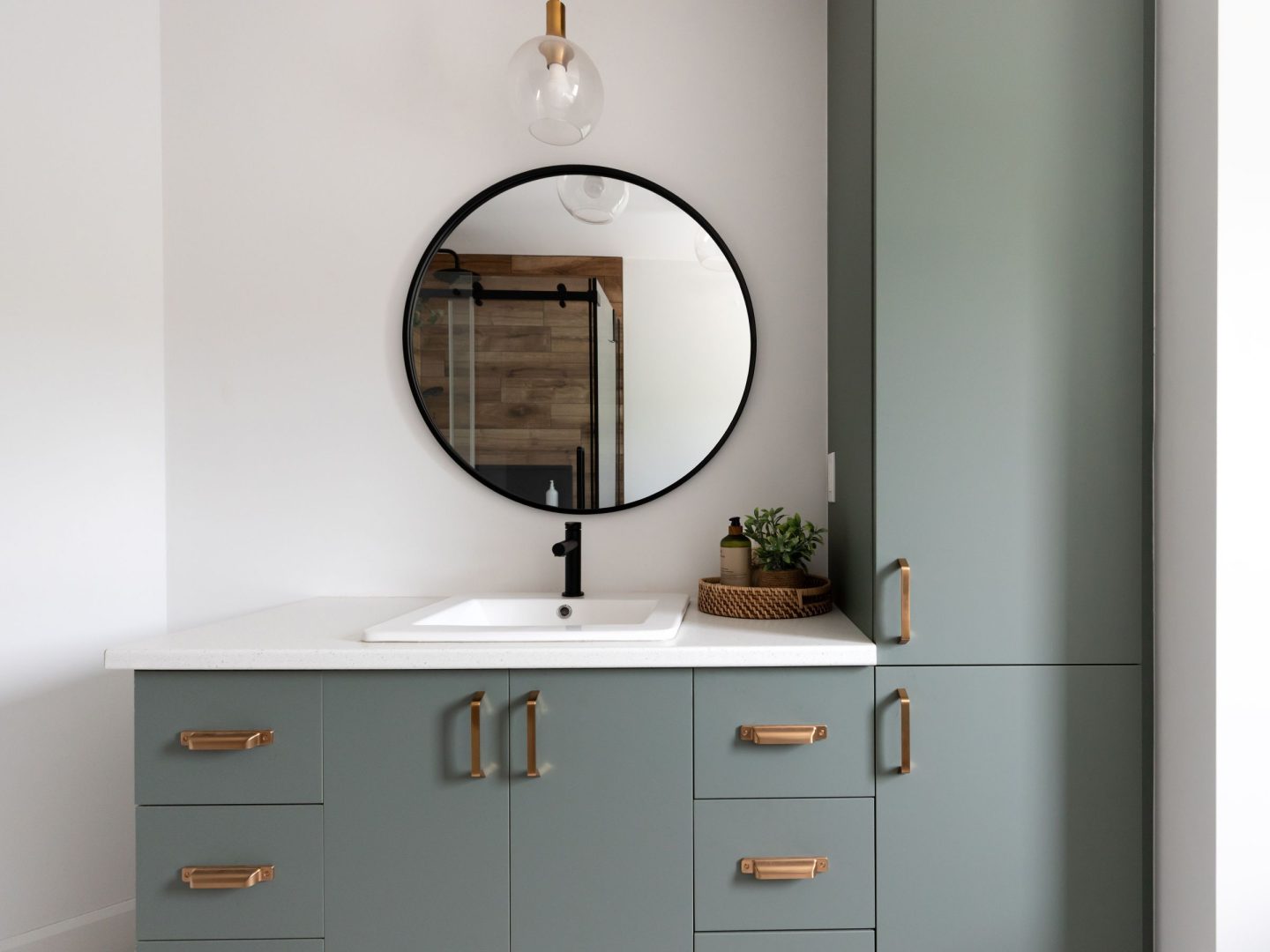 Une réalisation d'une maison préfabriquée appelée Merle. Cette réalisation client est de style Chalet contemporain, vu de la salle de bain.