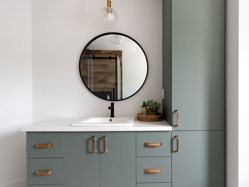 Une réalisation d'une maison préfabriquée appelée Merle. Cette réalisation client est de style Chalet contemporain, vu de la salle de bain.