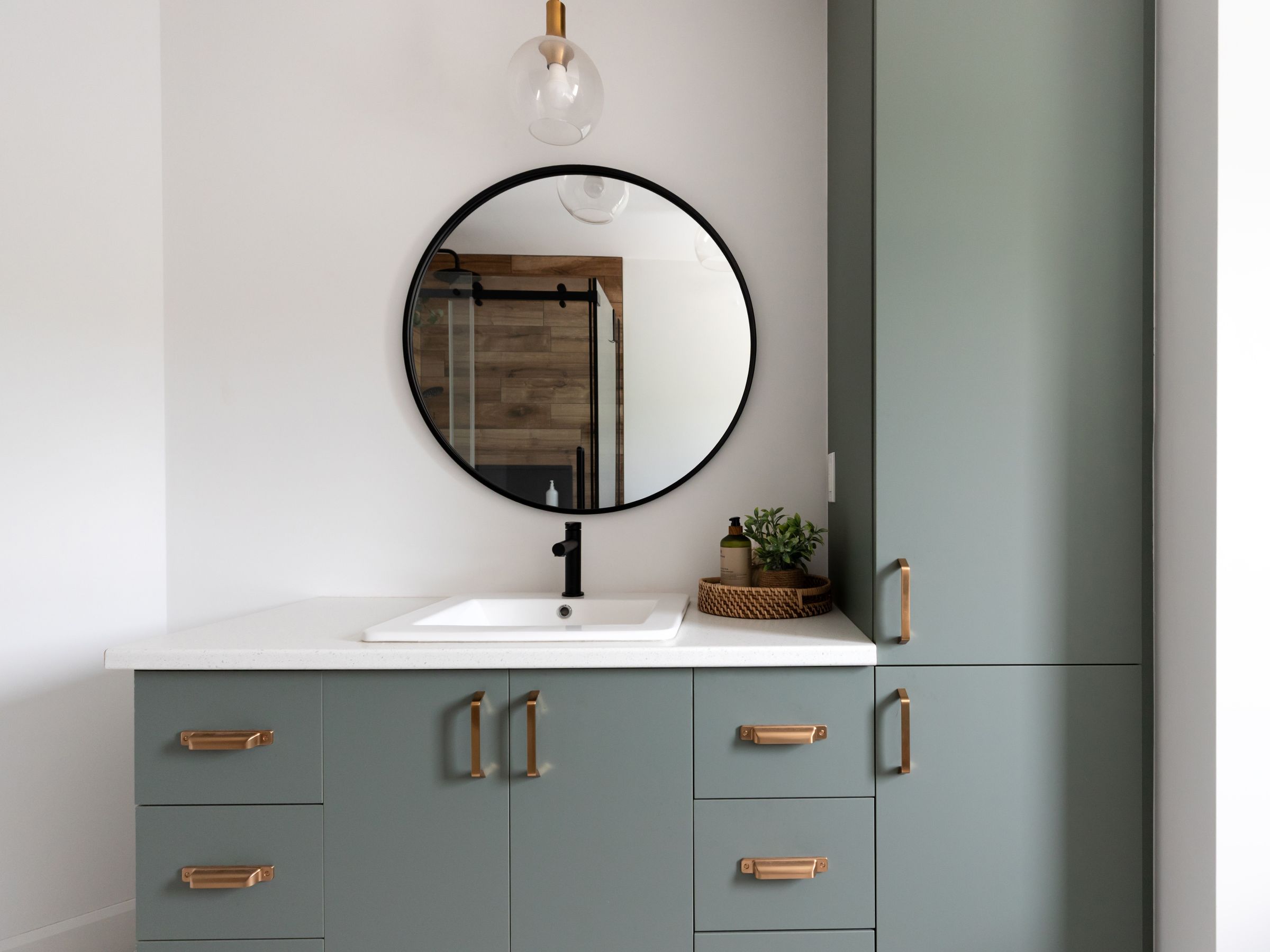 Une réalisation d'une maison préfabriquée appelée Merle. Cette réalisation client est de style Chalet contemporain, vu de la salle de bain.