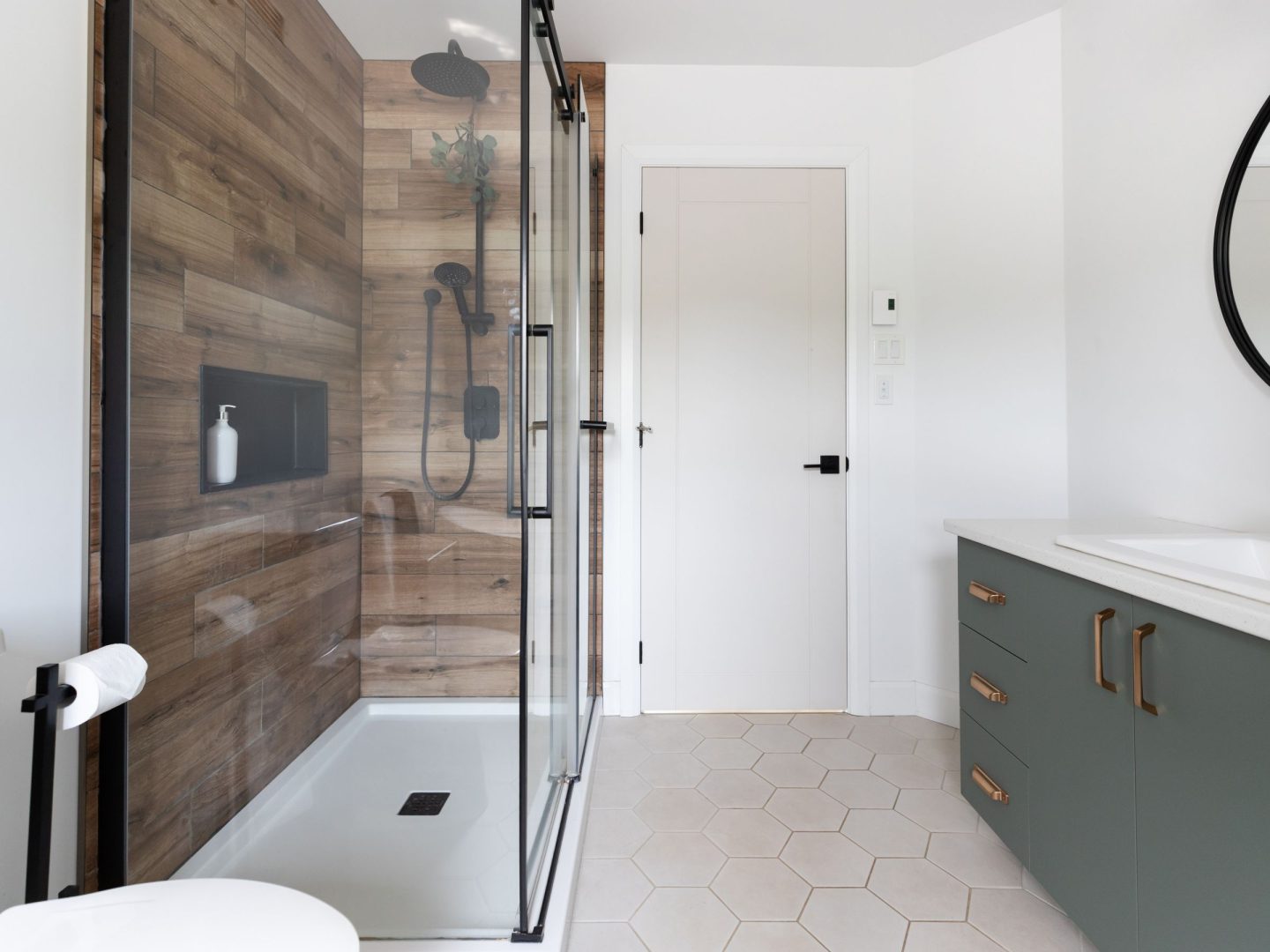 Une réalisation d'une maison préfabriquée appelée Merle. Cette réalisation client est de style Chalet contemporain, vu de la salle de bain.