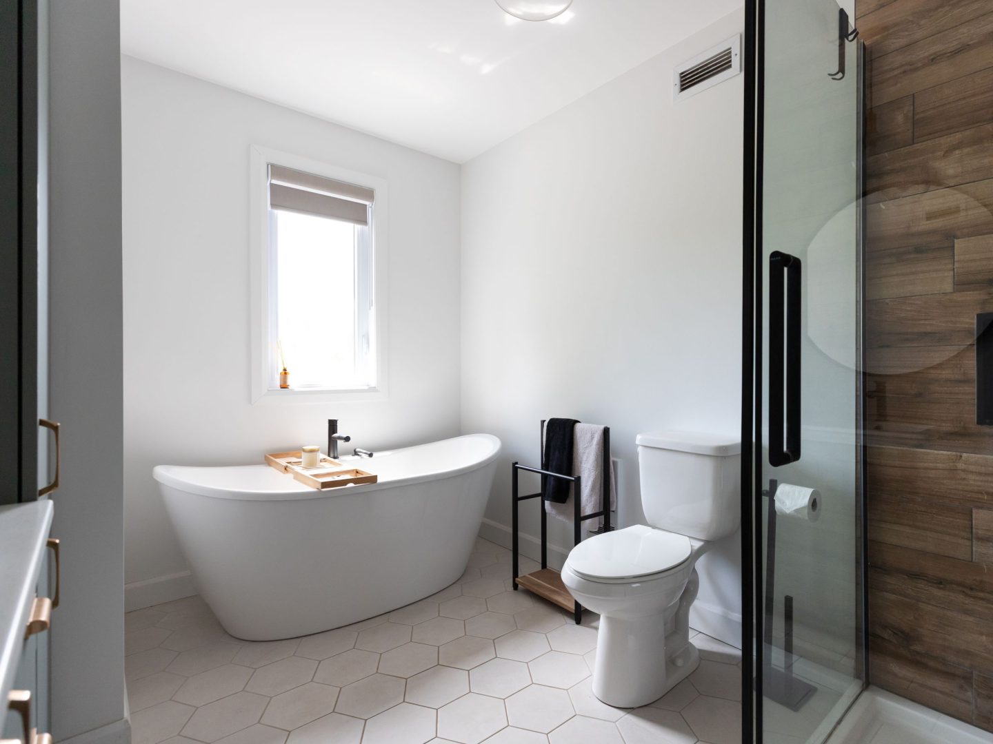 Une réalisation d'une maison préfabriquée appelée Merle. Cette réalisation client est de style Chalet contemporain, vu de la salle de bain.