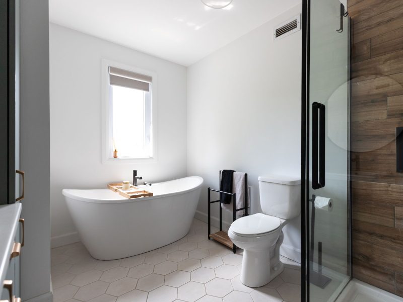 Une réalisation d'une maison préfabriquée appelée Merle. Cette réalisation client est de style Chalet contemporain, vu de la salle de bain.