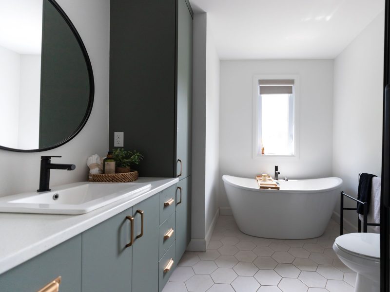 Une réalisation d'une maison préfabriquée appelée Merle. Cette réalisation client est de style Chalet contemporain, vu de la salle de bain.