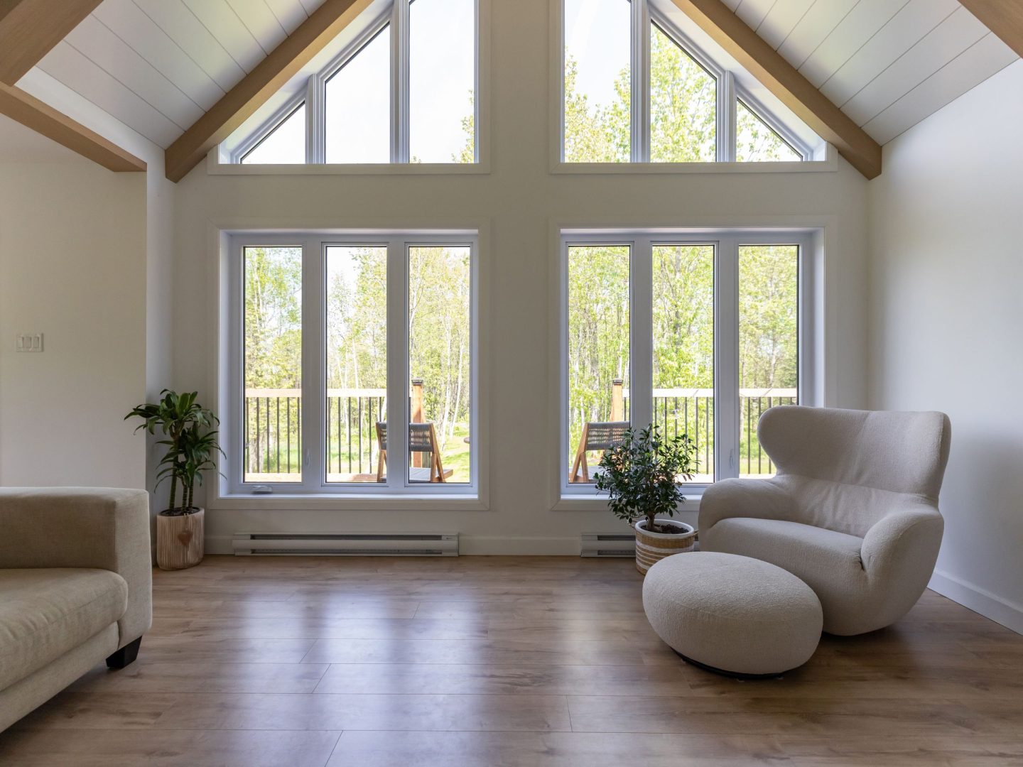 Une réalisation d'une maison préfabriquée appelée Merle. Cette réalisation client est de style Chalet contemporain, vu du salon.