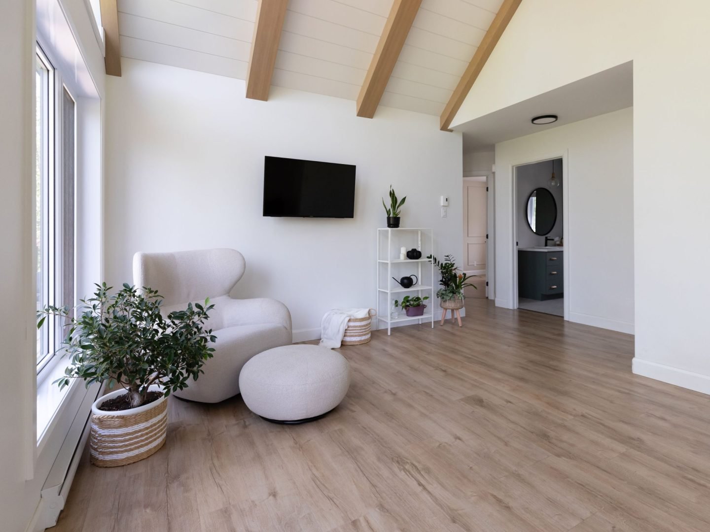 Une réalisation d'une maison préfabriquée appelée Merle. Cette réalisation client est de style Chalet contemporain, vu du salon.