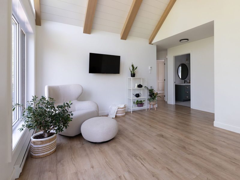 Une réalisation d'une maison préfabriquée appelée Merle. Cette réalisation client est de style Chalet contemporain, vu du salon.