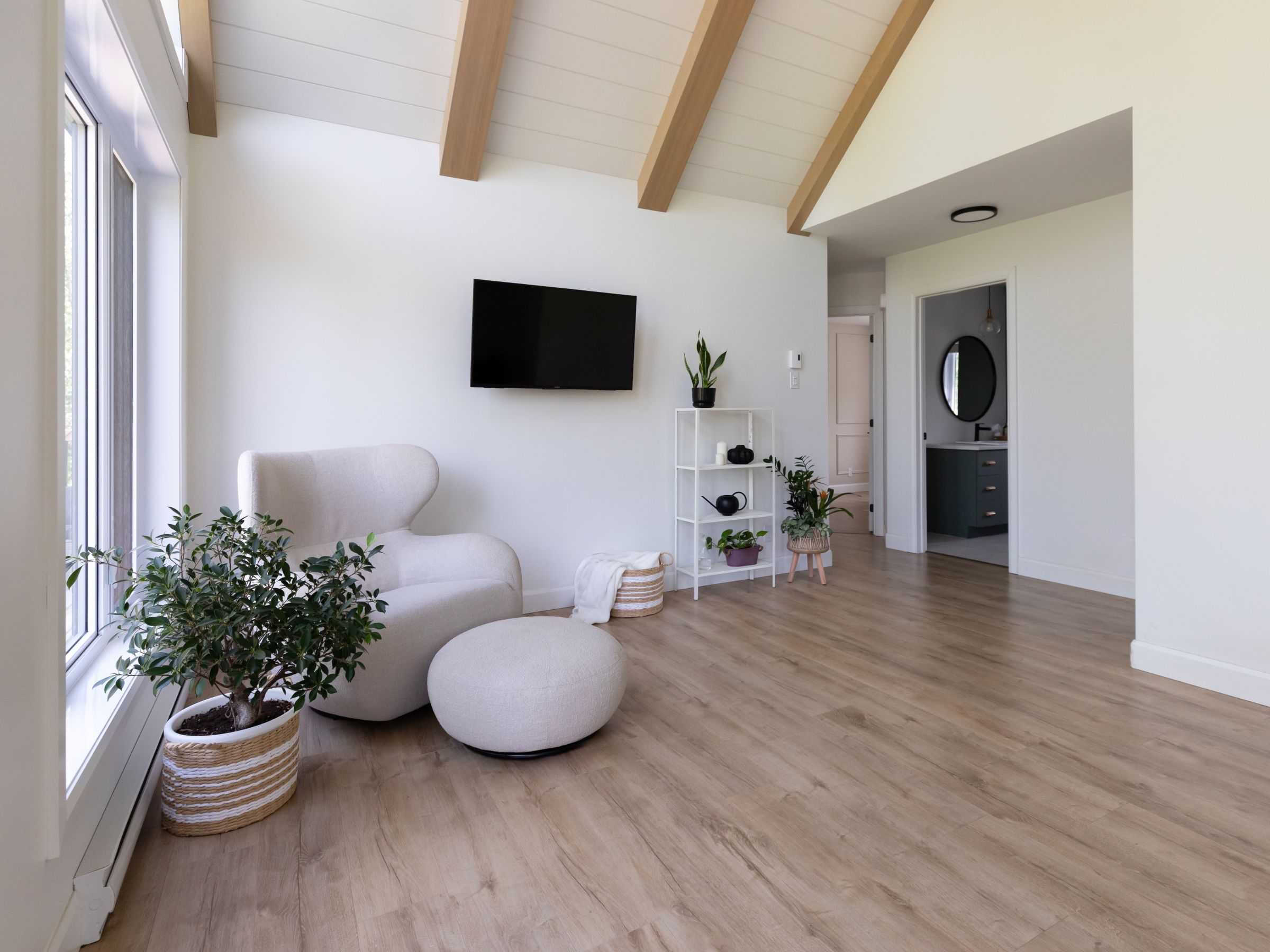 Une réalisation d'une maison préfabriquée appelée Merle. Cette réalisation client est de style Chalet contemporain, vu du salon.
