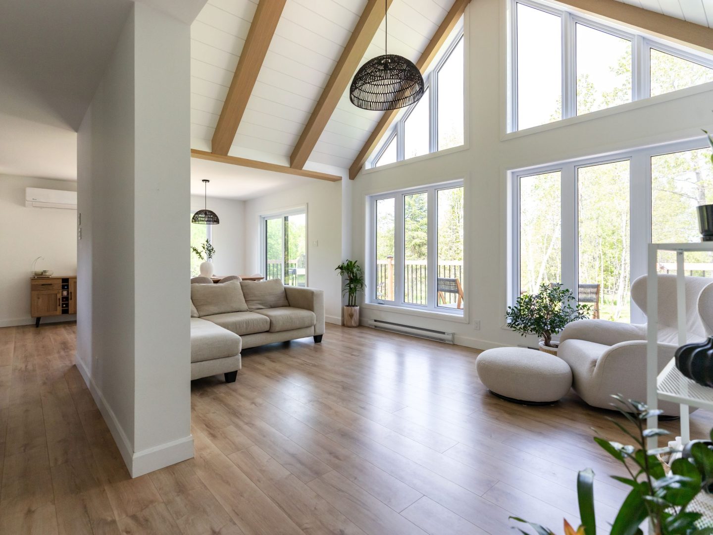 Une réalisation d'une maison préfabriquée appelée Merle. Cette réalisation client est de style Chalet contemporain, vu du salon.