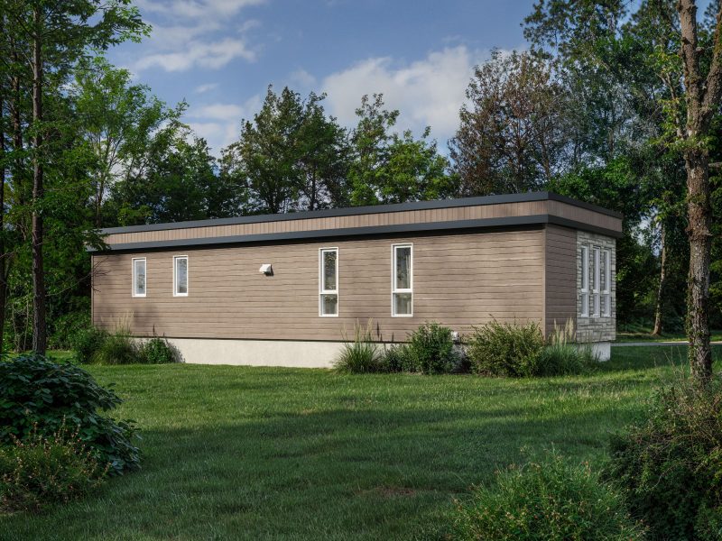 Le modèle Pyrus est un plain-pied micro habitation de style contemporain. Vue de l'arrière avant.
