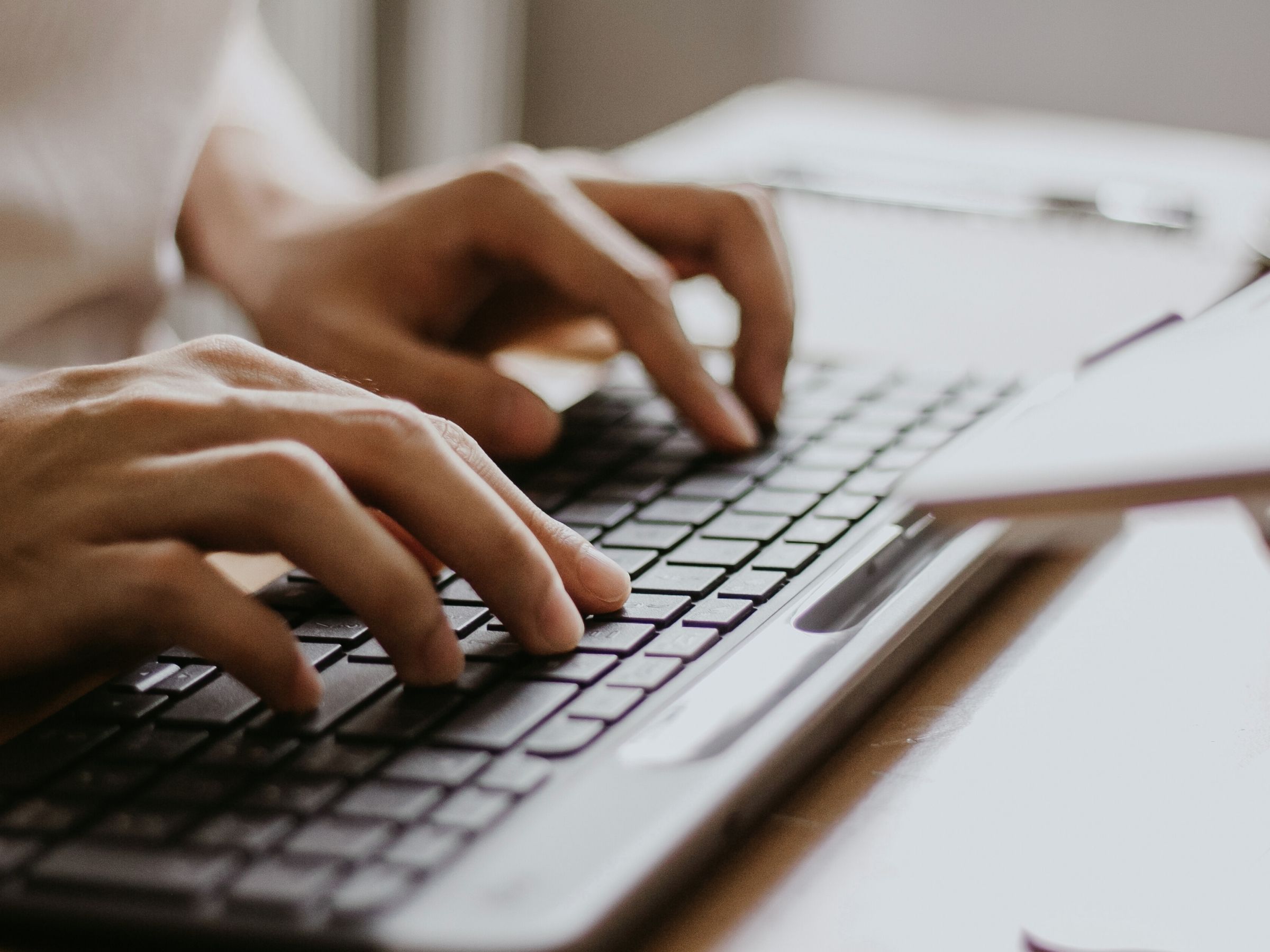 image de main sur un clavier d'ordinateur : pour un emploi d'