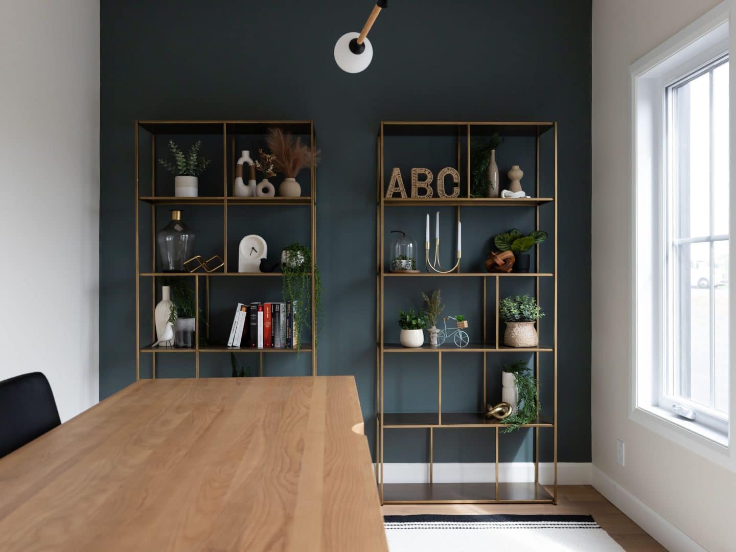 Modèle Edena, une maison usinée à deux étages au style farmhouse moderne et spacieuse. Vu du bureau.