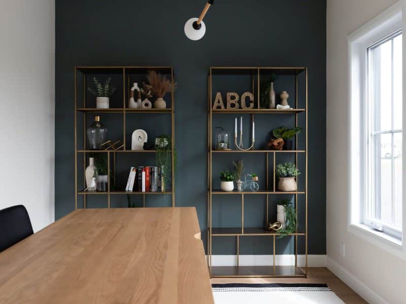 Modèle Edena, une maison usinée à deux étages au style farmhouse moderne et spacieuse. Vu du bureau.