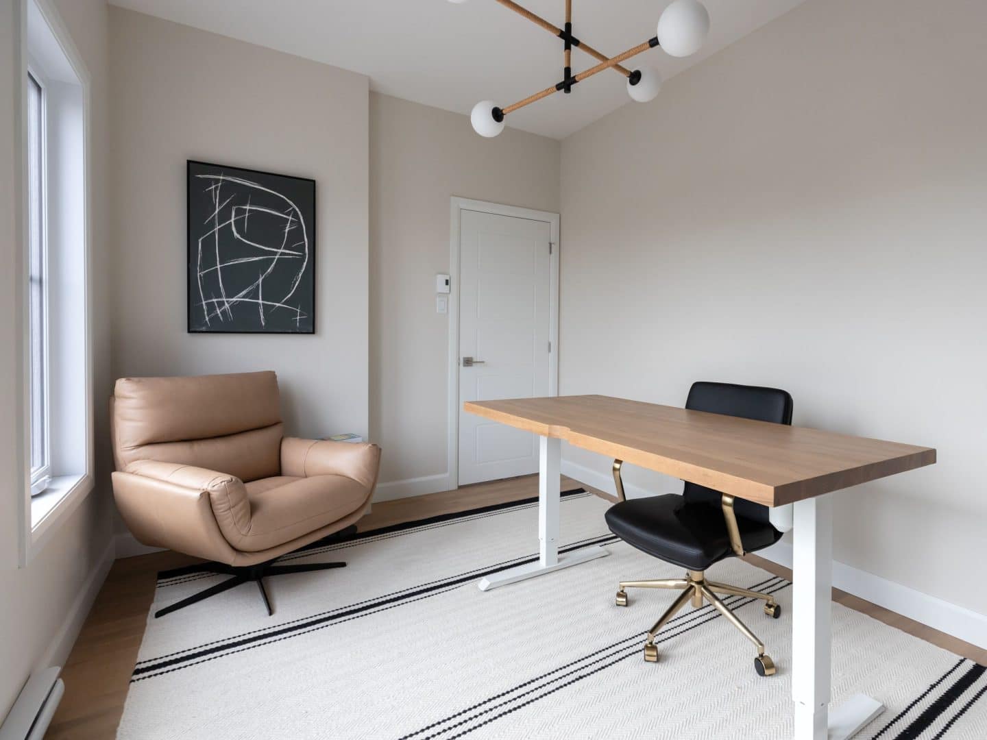 Modèle Edena, une maison usinée à deux étages au style farmhouse moderne et spacieuse. Vu du bureau.
