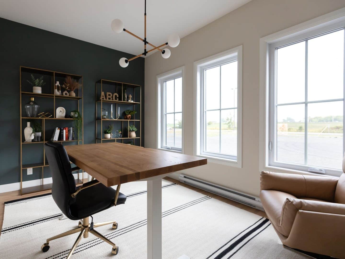 Modèle Edena, une maison usinée à deux étages au style farmhouse moderne et spacieuse. Vu du bureau.