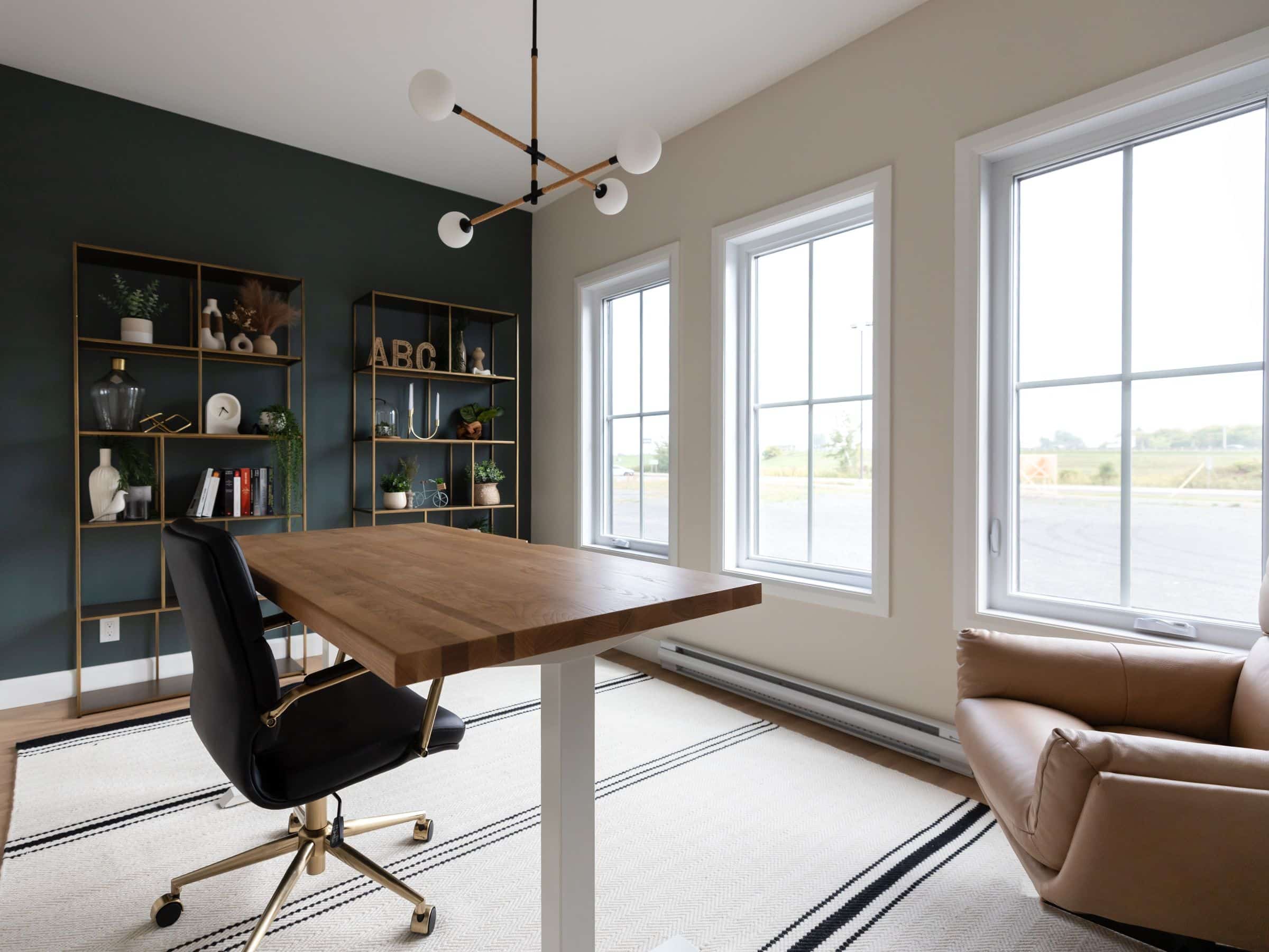 Modèle Edena, une maison usinée à deux étages au style farmhouse moderne et spacieuse. Vu du bureau.