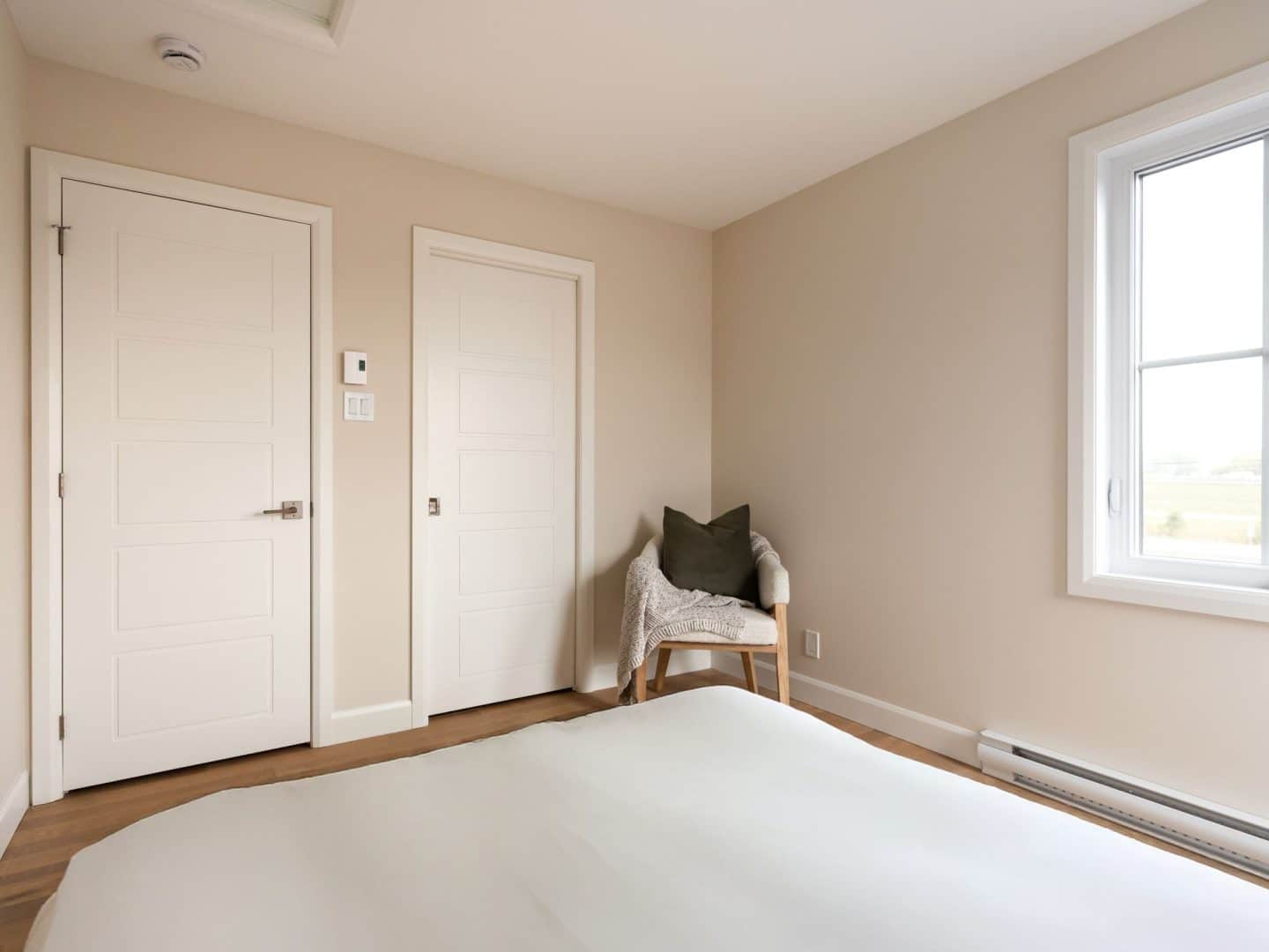 Modèle Edena, une maison usinée à deux étages au style farmhouse moderne et spacieuse. Vu de la chambre secondaires.