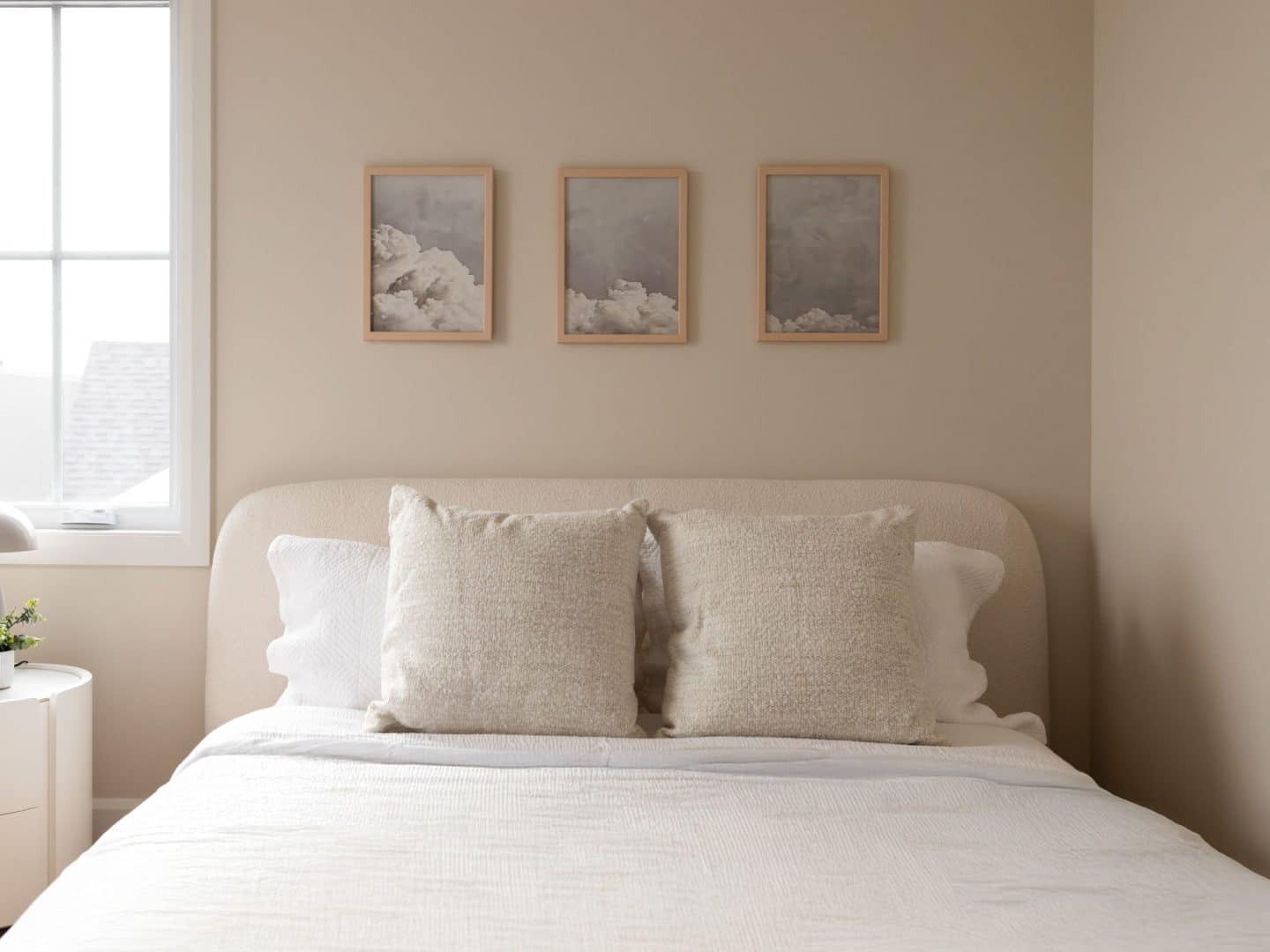 Modèle Edena, une maison usinée à deux étages au style farmhouse moderne et spacieuse. Vu de la chambre secondaires.