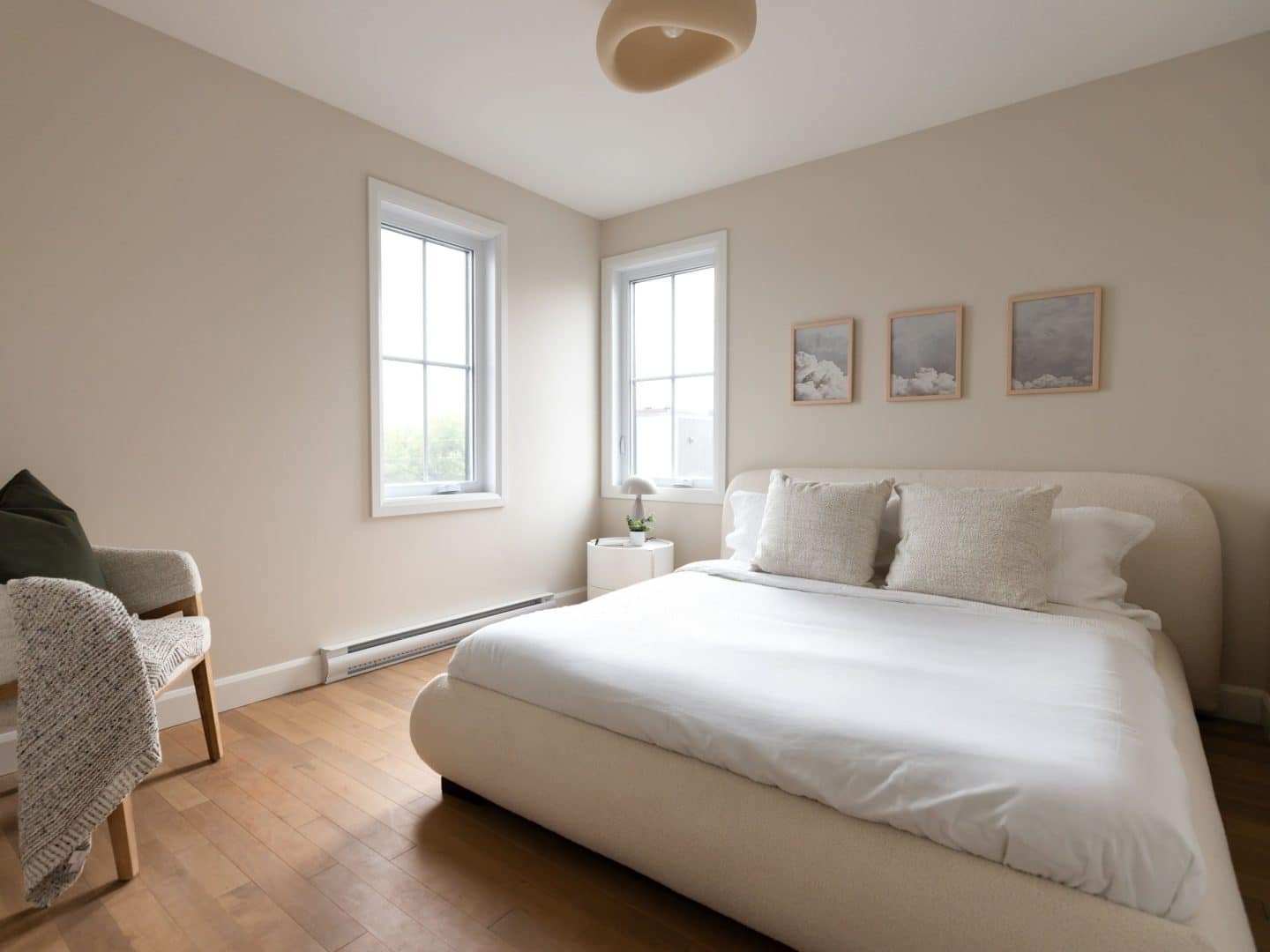 Modèle Edena, une maison usinée à deux étages au style farmhouse moderne et spacieuse. Vu de la chambre secondaires.