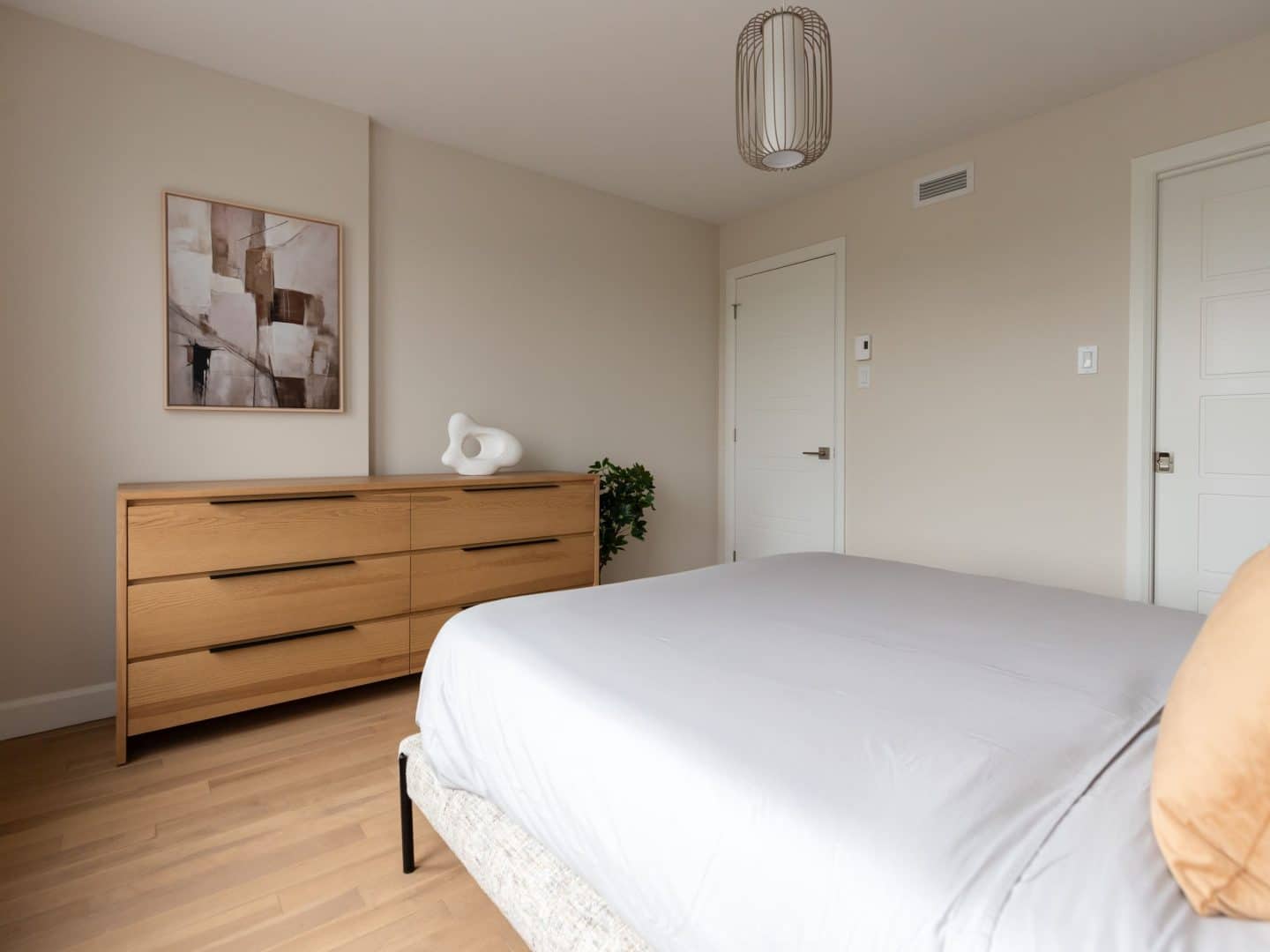 Modèle Edena, une maison usinée à deux étages au style farmhouse moderne et spacieuse. Vu de la chambre secondaires.