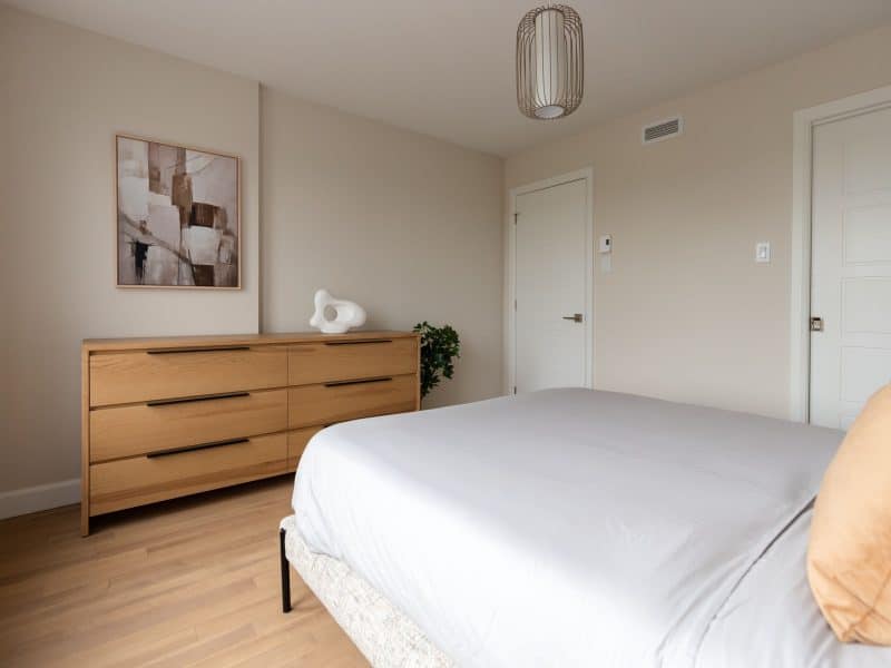 Modèle Edena, une maison usinée à deux étages au style farmhouse moderne et spacieuse. Vu de la chambre secondaires.