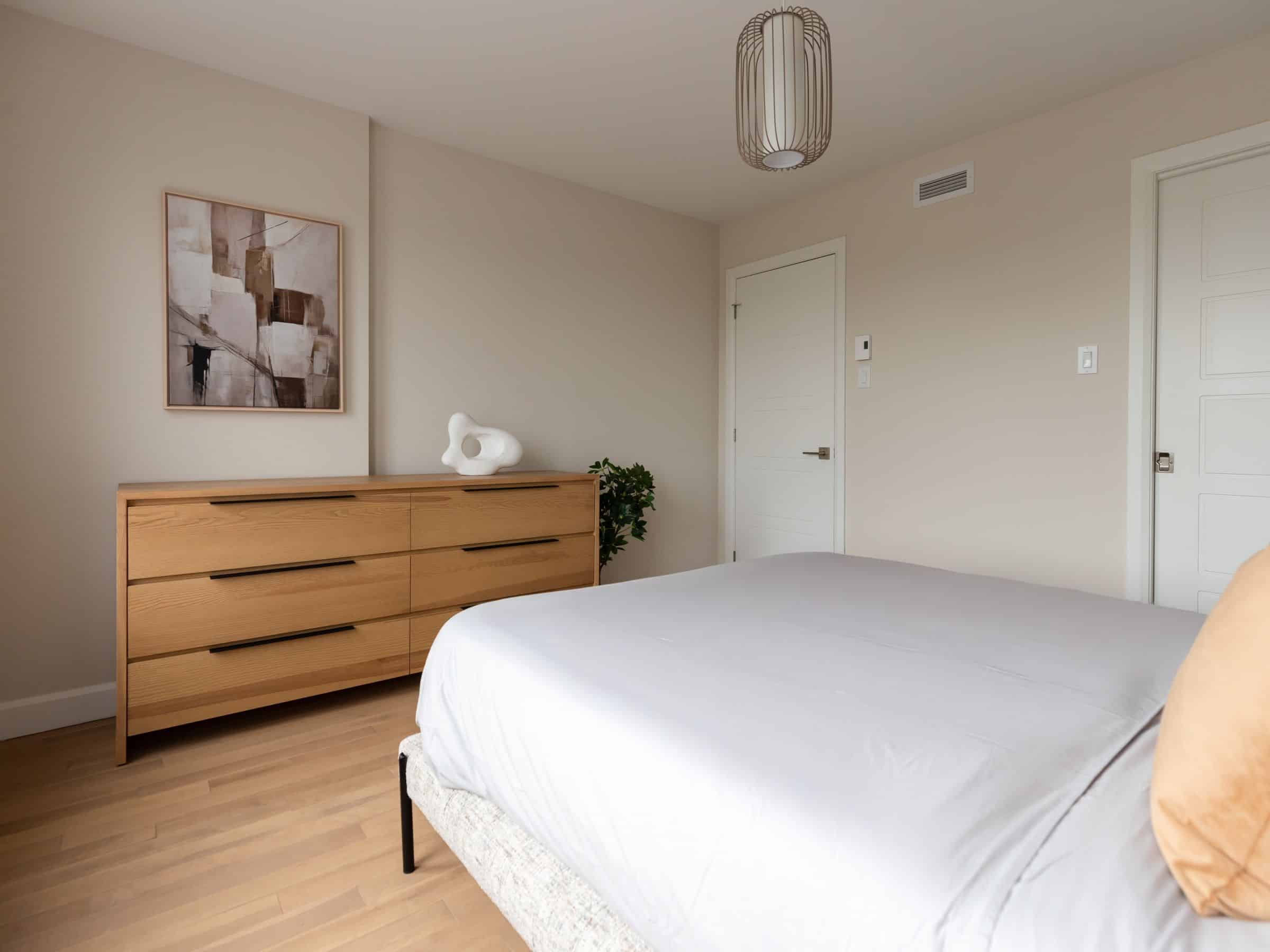 Modèle Edena, une maison usinée à deux étages au style farmhouse moderne et spacieuse. Vu de la chambre secondaires.