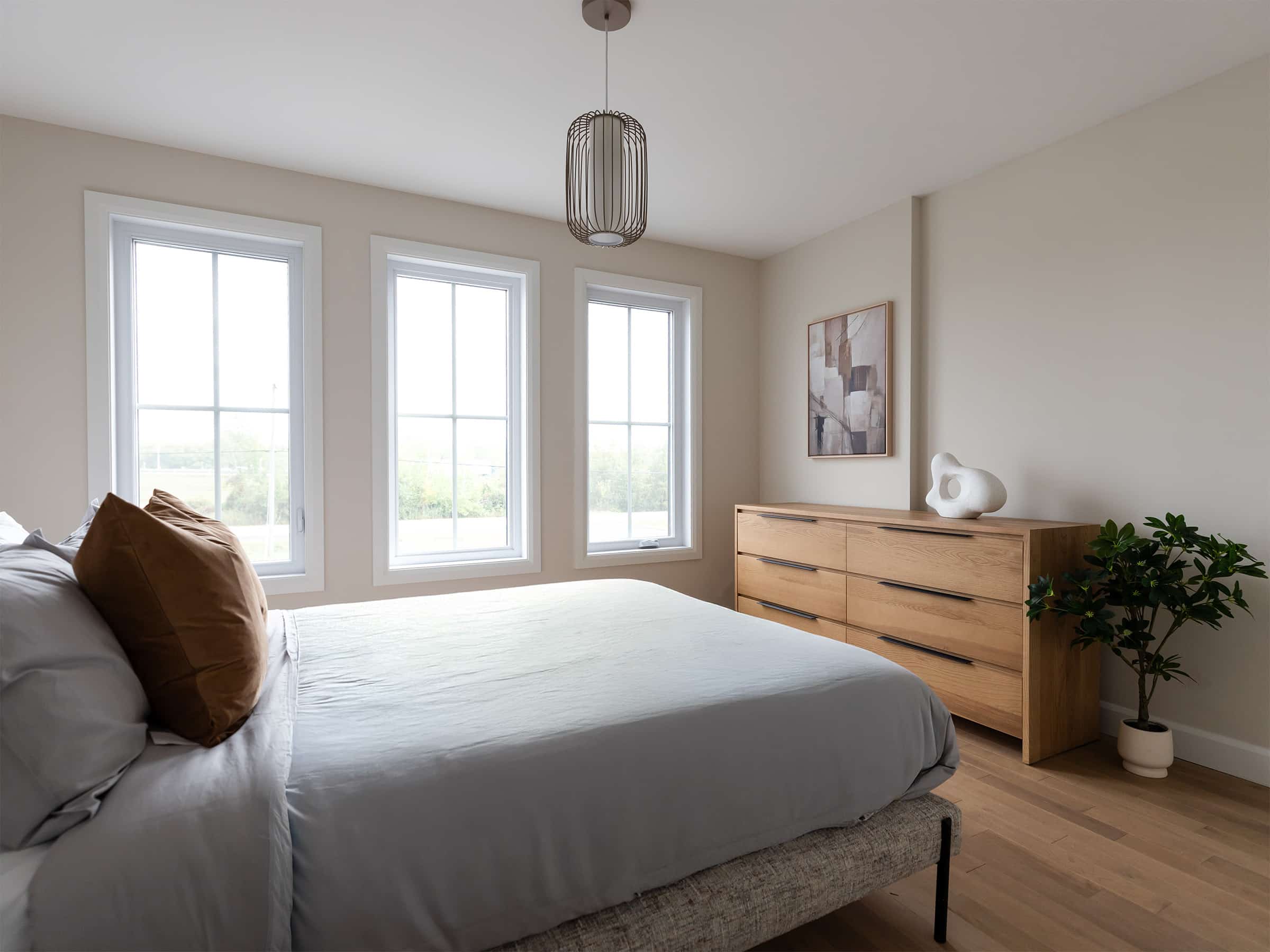 Modèle Edena, une maison usinée à deux étages au style farmhouse moderne et spacieuse. Vu de la chambre secondaires.