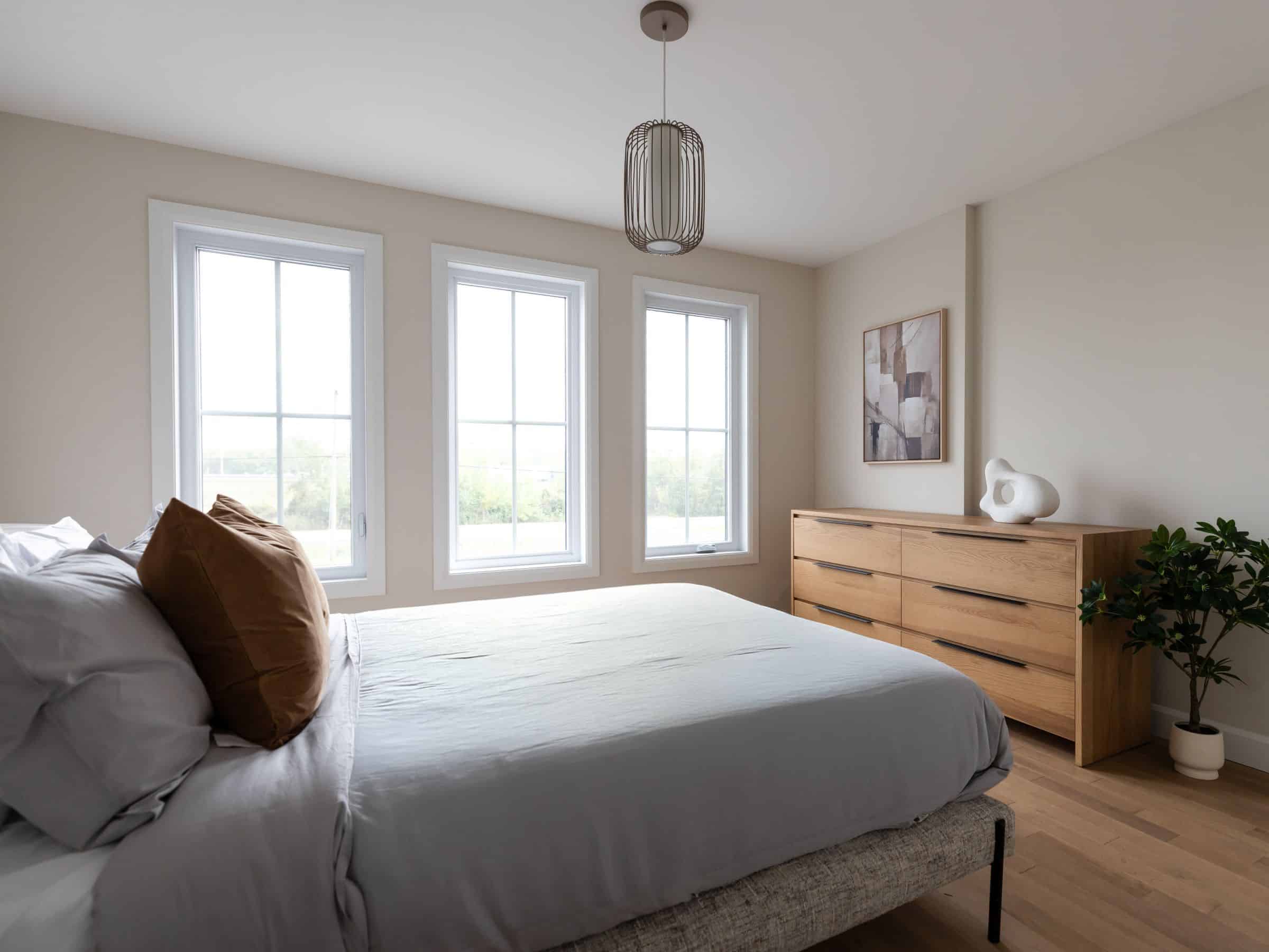 Modèle Edena, une maison usinée à deux étages au style farmhouse moderne et spacieuse. Vu de la chambre secondaires.