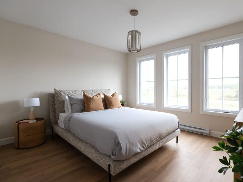 Modèle Edena, une maison usinée à deux étages au style farmhouse moderne et spacieuse. Vu de la chambre secondaires.