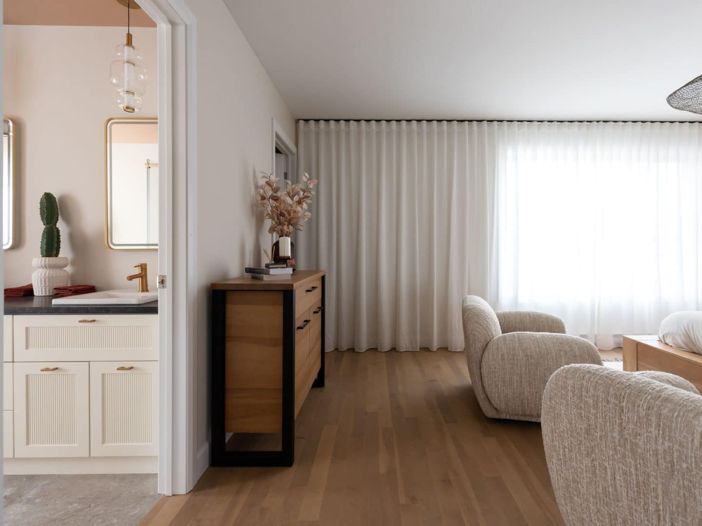 Modèle Edena, une maison usinée à deux étages au style farmhouse moderne et spacieuse. Vu de la chambre des maitres.