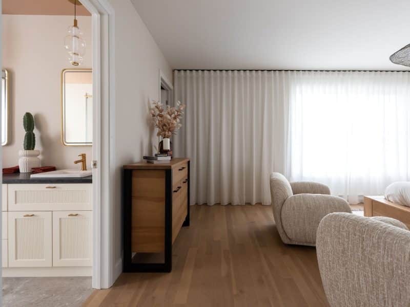 Modèle Edena, une maison usinée à deux étages au style farmhouse moderne et spacieuse. Vu de la chambre des maitres.