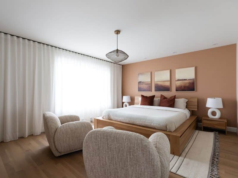 Modèle Edena, une maison usinée à deux étages au style farmhouse moderne et spacieuse. Vu de la chambre des maitres.