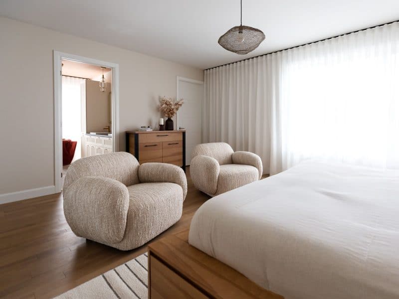 Modèle Edena, une maison usinée à deux étages au style farmhouse moderne et spacieuse. Vu de la chambre des maitres.