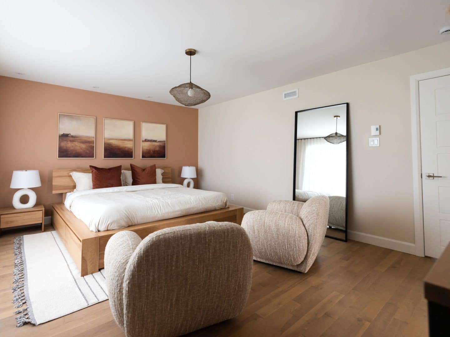 Modèle Edena, une maison usinée à deux étages au style farmhouse moderne et spacieuse. Vu de la chambre des maitres.