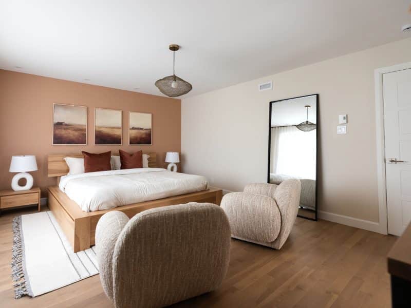 Modèle Edena, une maison usinée à deux étages au style farmhouse moderne et spacieuse. Vu de la chambre des maitres.