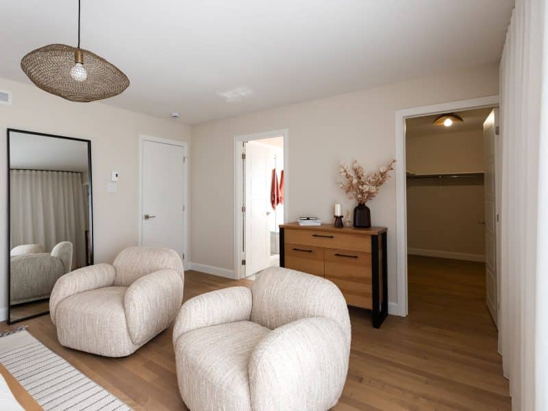Modèle Edena, une maison usinée à deux étages au style farmhouse moderne et spacieuse. Vu de la chambre des maitres.