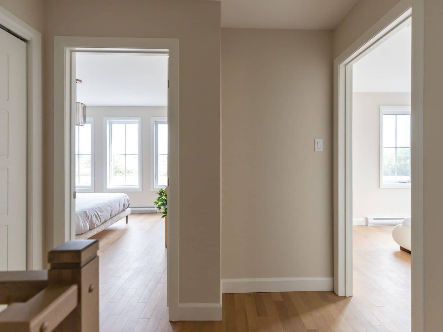 Modèle Edena, une maison usinée à deux étages au style farmhouse moderne et spacieuse. Vu du corridor.