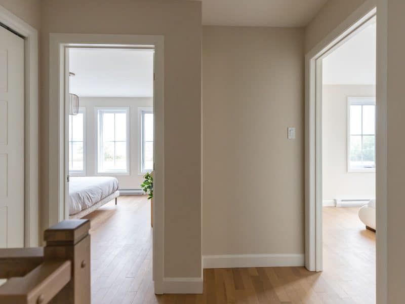 Modèle Edena, une maison usinée à deux étages au style farmhouse moderne et spacieuse. Vu du corridor.