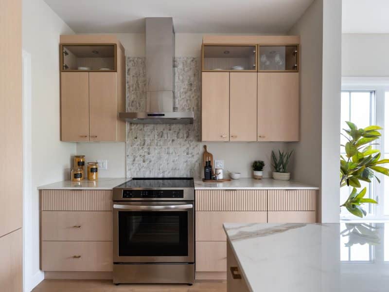 Modèle Edena, une maison usinée à deux étages au style farmhouse moderne et spacieuse. Vu de la cuisine.