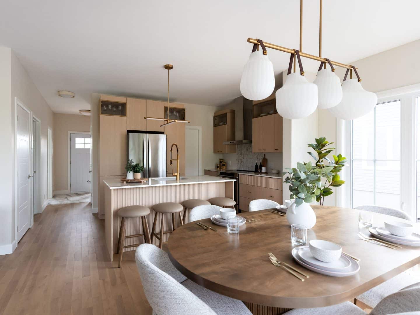 Modèle Edena, une maison usinée à deux étages au style farmhouse moderne et spacieuse. Vu de la cuisine.