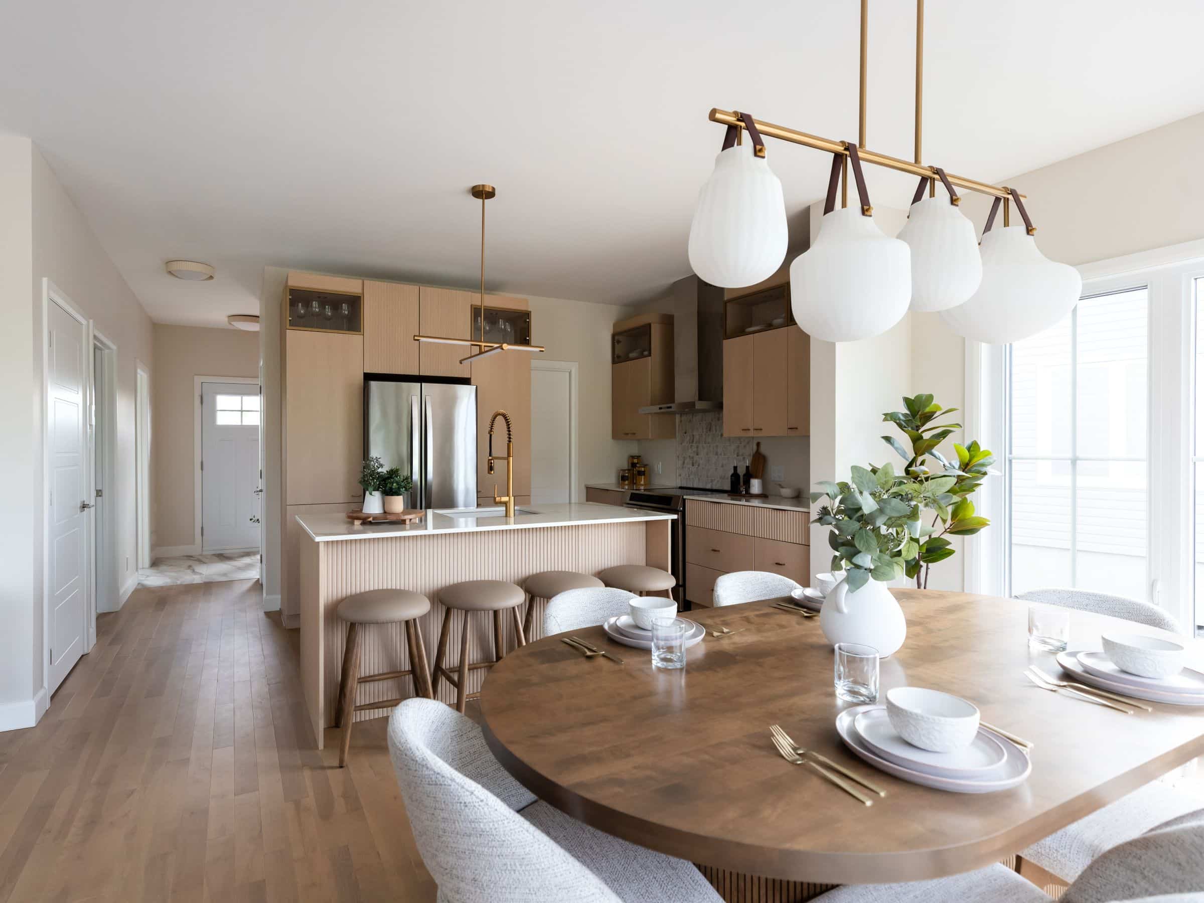 Modèle Edena, une maison usinée à deux étages au style farmhouse moderne et spacieuse. Vu de la cuisine.