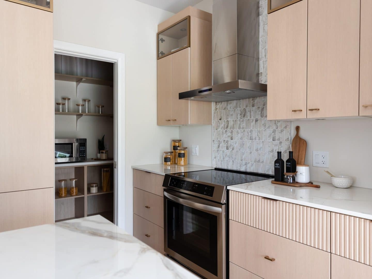 Modèle Edena, une maison usinée à deux étages au style farmhouse moderne et spacieuse. Vu de la cuisine.